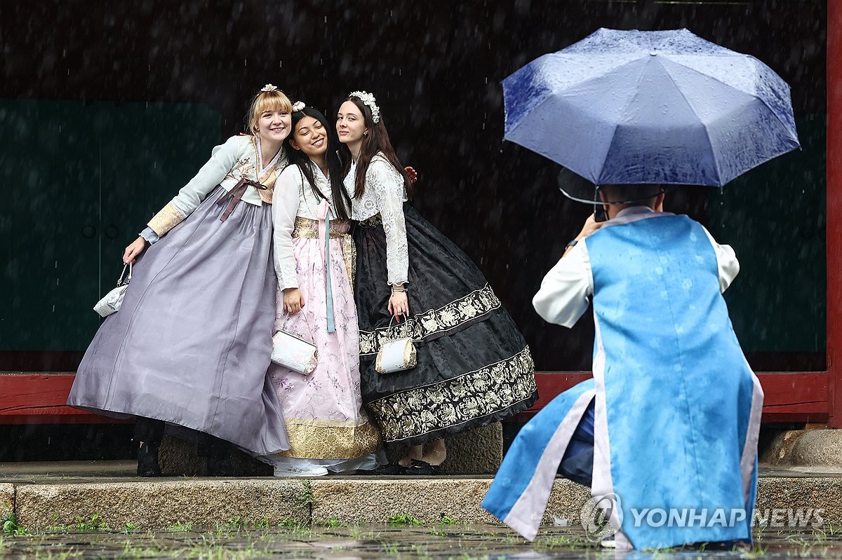 Foreign students experience hanbok