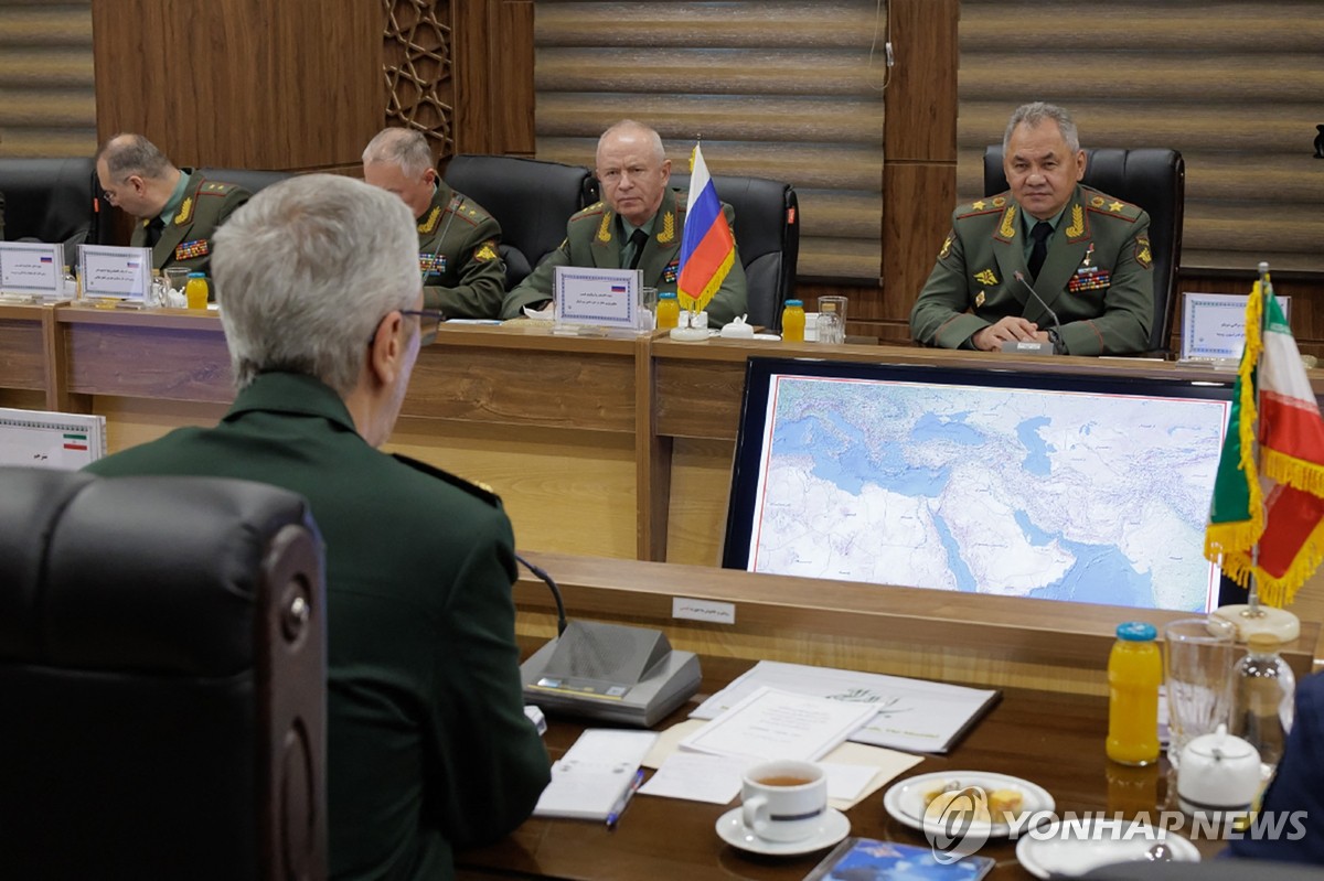 이란군 참모총장과 회담하는 쇼이구 러시아 국방장관