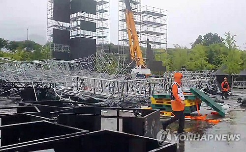 (LEAD) Huit ouvriers blessés dans l'effondrement d'une structure de concert