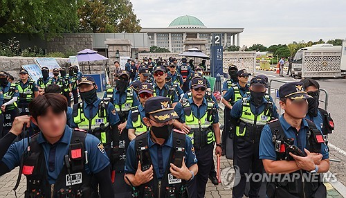 [속보] 국회의사당역 1·6번 출구 폐쇄…시위대 국회 진입 시도