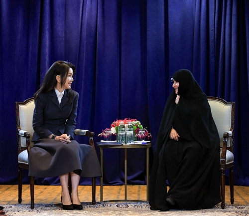 السيدة الأولى تتحدث مع زوجة الرئيس الإيراني