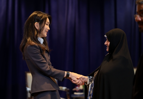 السيدة الأولى تصافح زوجة الرئيس الإيراني