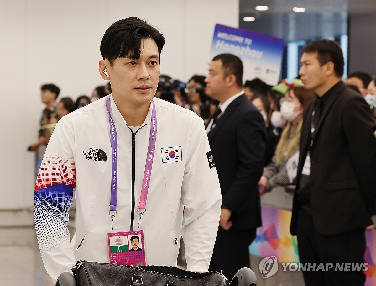 South Korean fencer Gu Bon-gil walks through the arrivals hall at Hangzhou Xiaoshan International Airport in Hangzhou, China, on Sept. 22, 2023, after arriving for the 19th Asian Games in Hangzhou. (Yonhap)