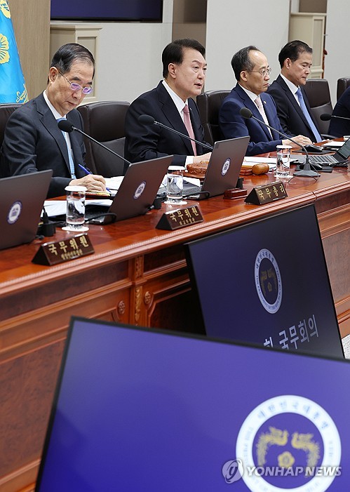 Yoon attends Cabinet meeting