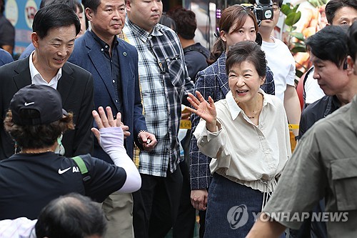 박근혜 "제 불찰 국민께 사과"…출마설 친박에 "과거 인연일뿐"