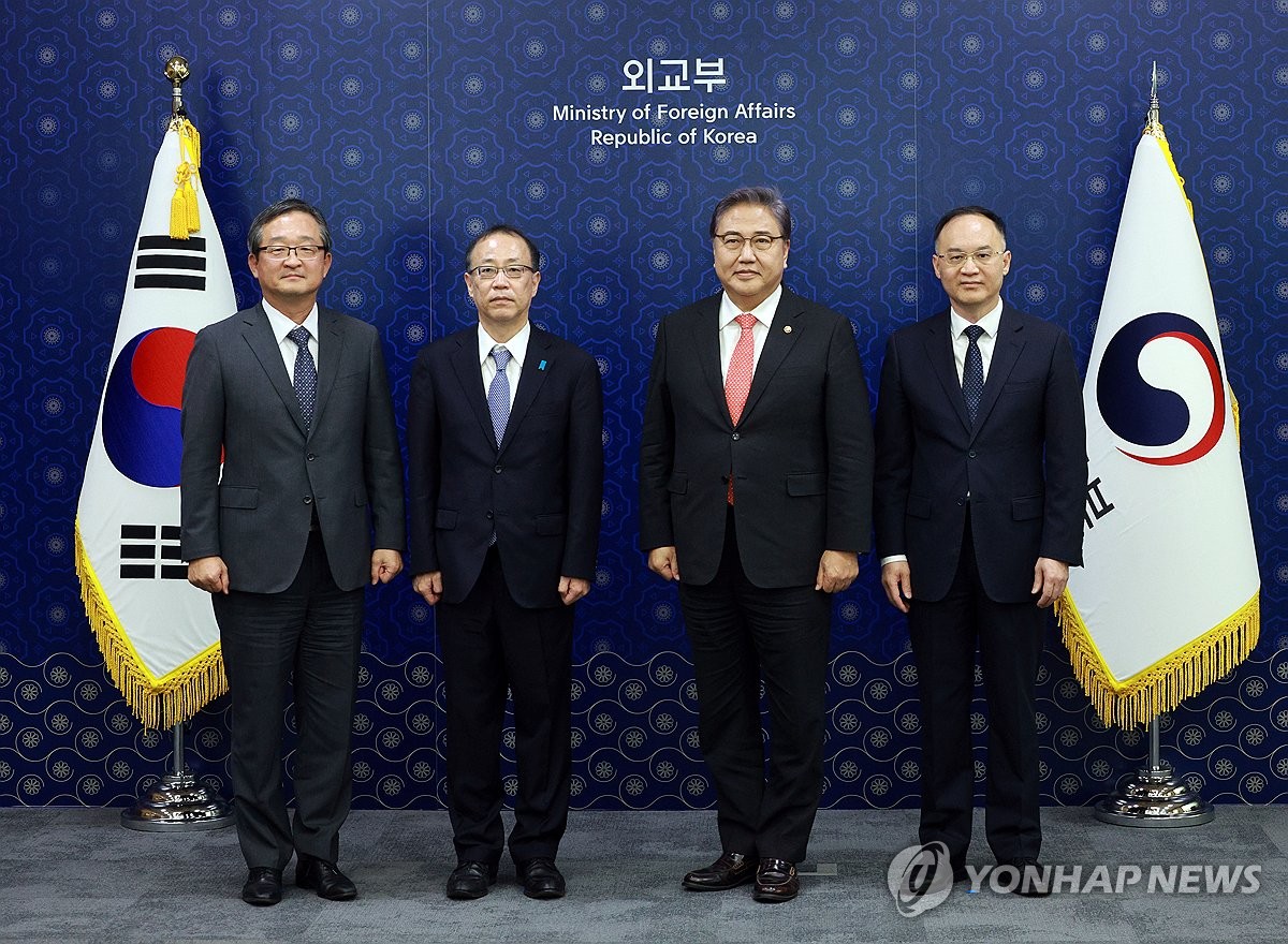 South Korean Foreign Minister Park Jin (2nd from R) poses for a photo with a delegation of the South Korea-Japan-China Senior Officials Meeting (SOM) prior to their talks at the foreign ministry in Seoul on Sept. 25, 2023. From left are South Korean Deputy Foreign Minister Chung Byung-won; Takehiro Funakoshi, Japan's senior deputy foreign minister; Park; and Nong Rong, China's assistant minister of foreign affairs. (Yonhap)