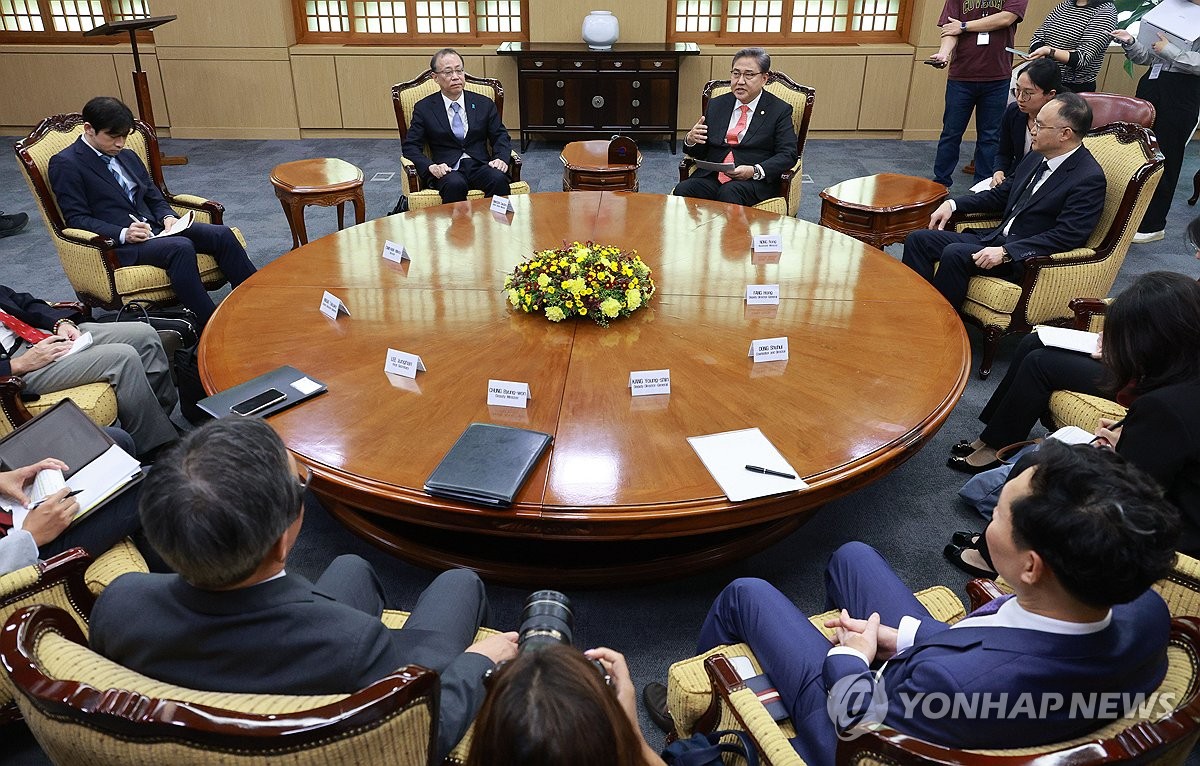 South Korean Foreign Minister Park Jin (center R) meets with a delegation of the South Korea-Japan-China Senior Officials Meeting (SOM) at the foreign ministry in Seoul on Sept. 25, 2023. (Yonhap)
