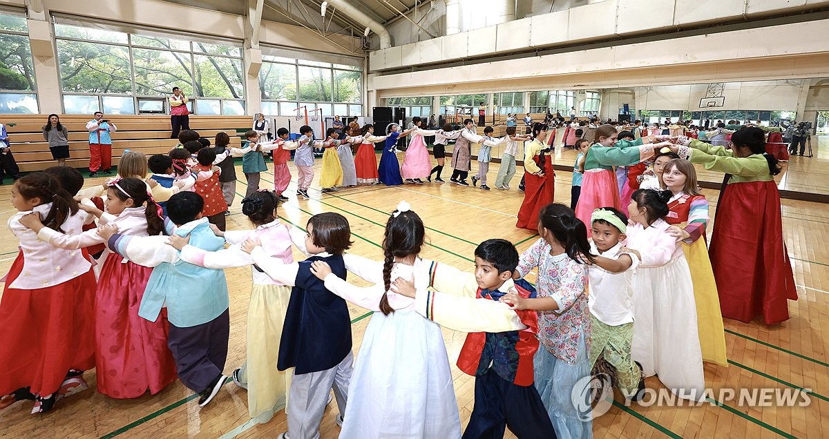 한복 입고 한국문화 체험하는 외국인 어린이들