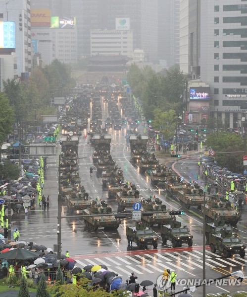 Desfile militar en el centro de Seúl