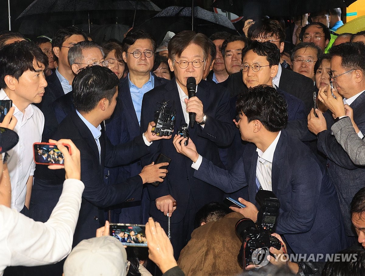 Lee Jae-myung, chair of the main opposition Democratic Party (DP), speaks to the press as he walks out of a detention facility on the outskirts of Seoul on Sept. 27, 2023. (Yonhap)