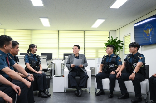 الرئيس يون يلتقي ضباط الشرطة العاملين خلال العطلة
