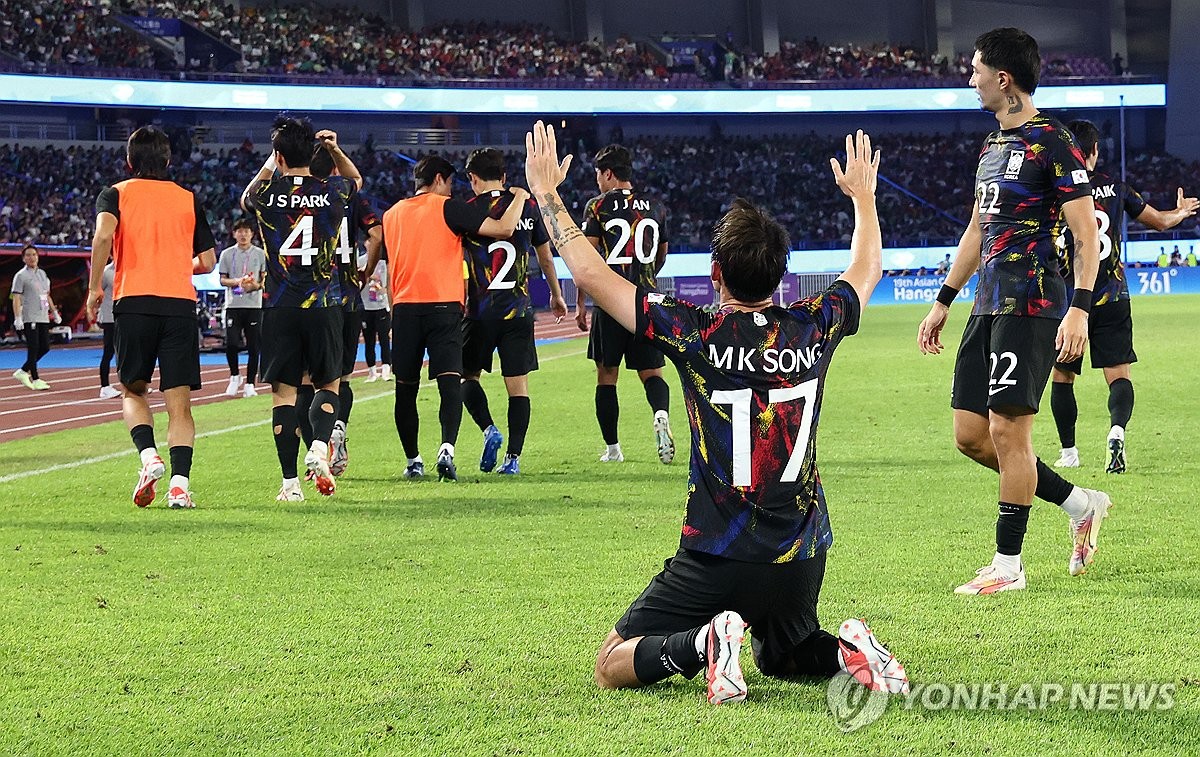 Song Min-kyu of South Korea (C) celebrates after scoring against China during the teams' quarterfinals match in the men's football tournament at the Asian Games at Huanglong Sports Centre Stadium in Hangzhou, China, on Oct. 1, 2023. (Yonhap)