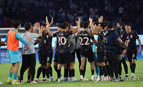 [아시안게임] 한국 남자축구, 8강서 중국 2-0 꺾고 3연패 향해 '순항'(종합)