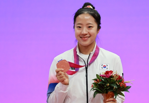 لاعبة تنس الطاولة شين يو-بين تحصل على الميدالية البرونزية