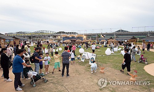 '2023 대백제전' 주 무대 금강신관공원 찾은 관광객