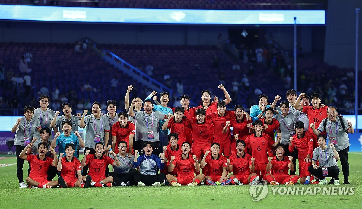 (아시아드) 한국은 남자 축구 결승전에서 일본과 대결한다.  여자 사격 선수들은 금메달을 노린다