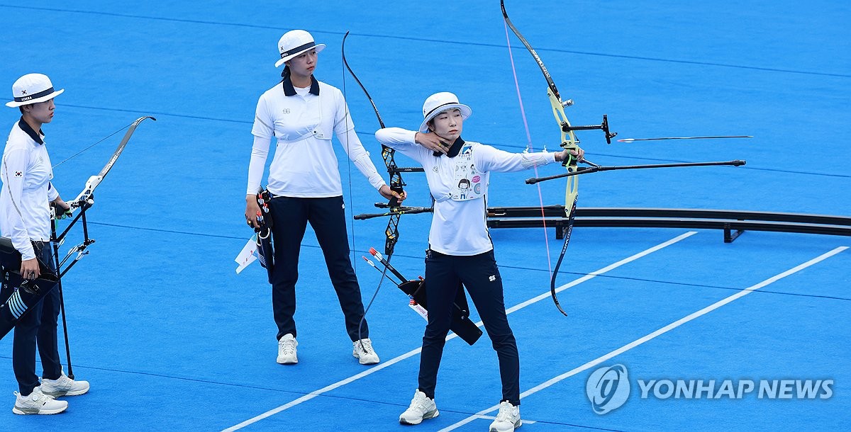 Choi Mi-sun of South Korea (R) competes in the final of the women's team recurve archery at Fuyang Yinhu Sports Center in Hangzhou, China, during the 19th Asian Games on Oct. 6, 2023. (Yonhap)