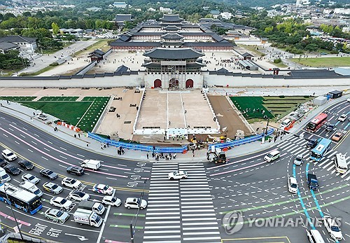 Final restoration work takes place around Gyeongbok Palace&apos;s Gwanghwamun in central Seoul on Oct. 12, 2023, ahead of the unveiling of the ceremonial stage in front of the gate on Oct. 15. (Yonhap)
