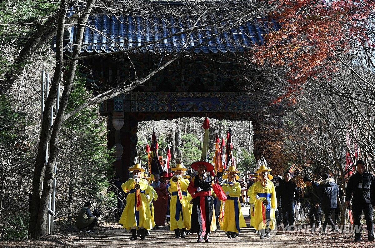 A ceremony marking the return of the Annals of the Joseon Dynasty and Uigwe takes place at Woljeongsa Temple in this photo provided by the county office of Pyeongchang on Nov. 11, 2023. (PHOTO NOT FOR SALE) (Yonhap)