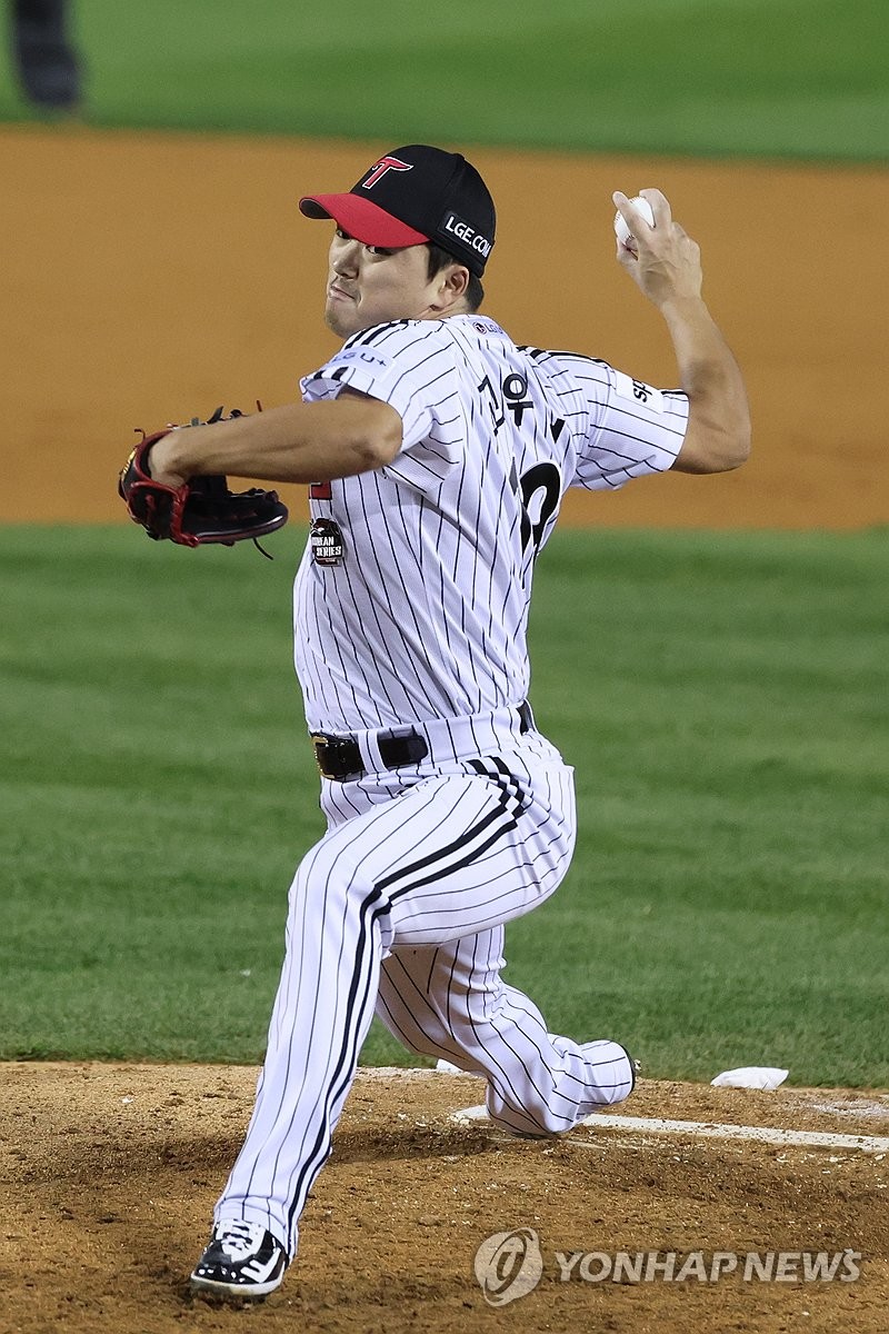 In this file photo from Nov. 13, 2023, LG Twins closer Go Woo-suk pitches against the KT Wiz during Game 5 of the Korean Series at Jamsil Baseball Stadium in Seoul. (Yonhap)