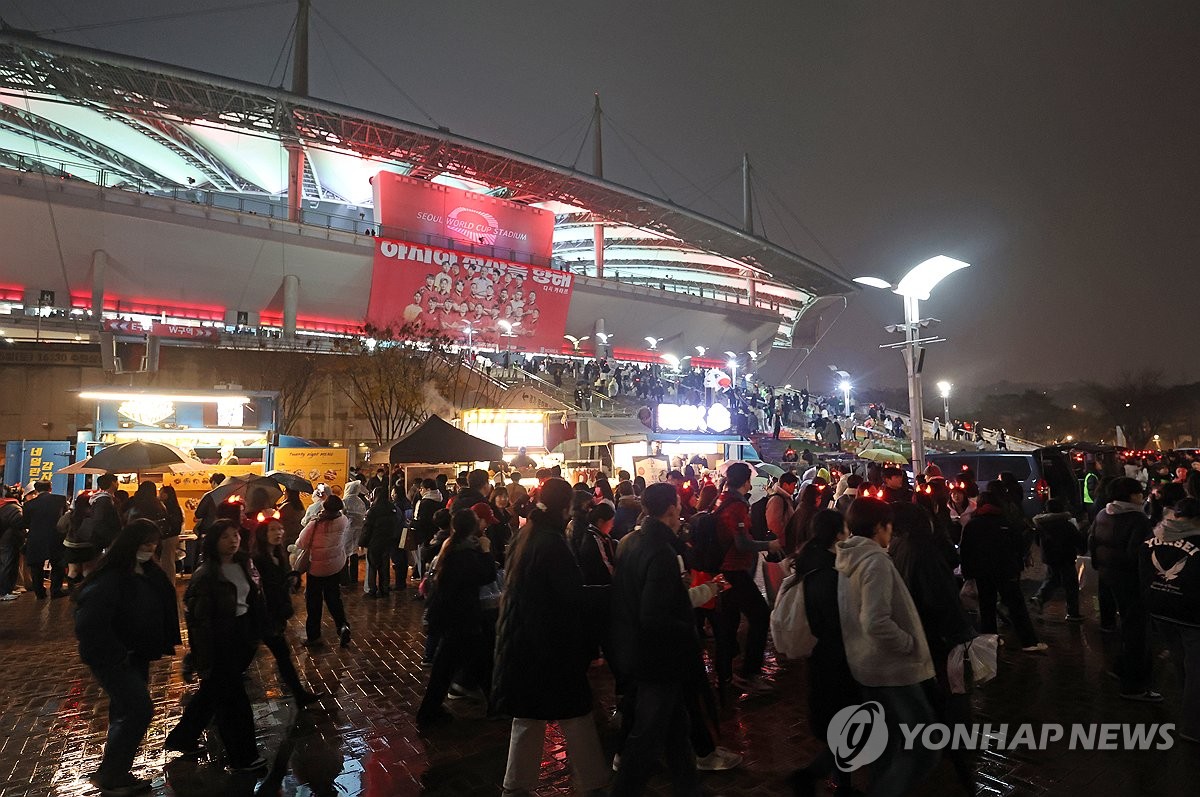 싱가포르전 보러 모인 관객들