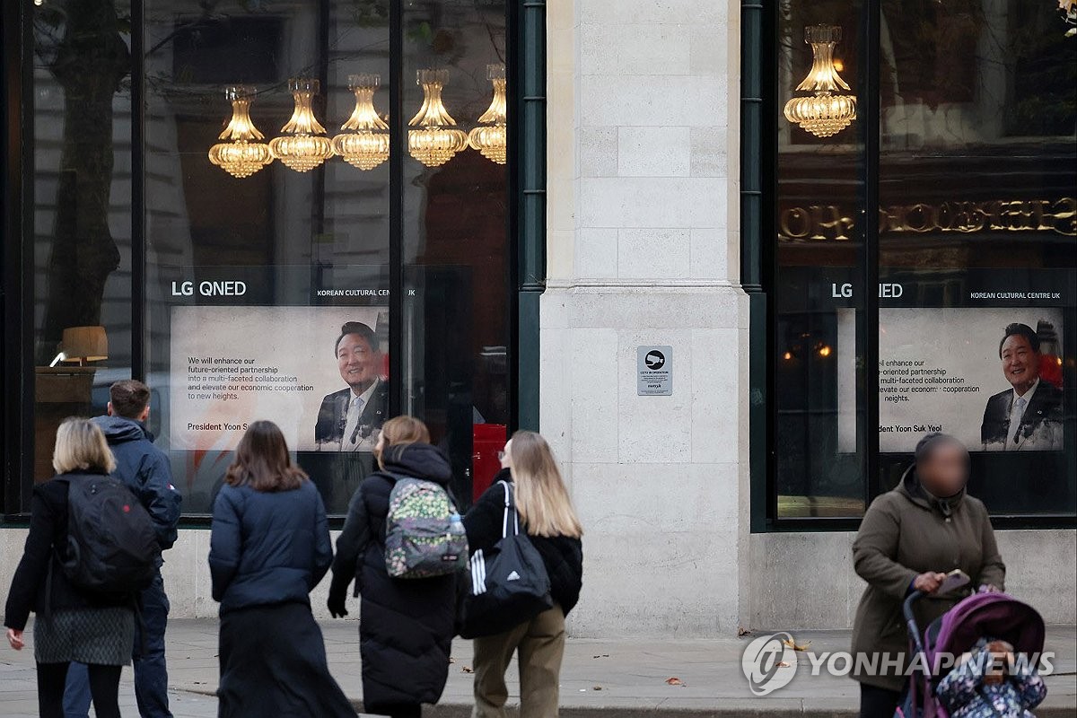 윤석열 대통령의 영국 국빈 방문을 앞두고 '수교 140주년을 맞은 한국과 영국, 기억을 공유하고 함께 미래를 준비하는 파트너'를 강조하는 광고 영상이 순방 도시인 런던 시내 곳곳에서 지난 17일부터 상영되고 있다고 대통령실이 21일 밝혔다. /연합뉴스