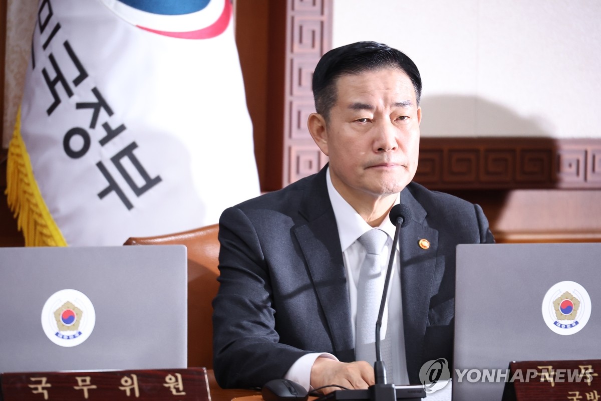 Esta foto de archivo muestra al ministro de Defensa, Shin Won-sik, participando en una reunión del Gabinete en el complejo gubernamental en el centro de Seúl, el 22 de noviembre de 2023. (Yonhap)