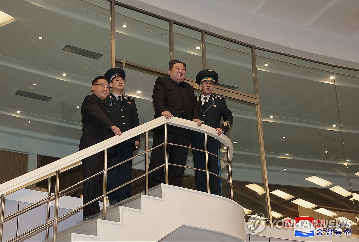 El líder norcoreano Kim Jong-un (segundo por la derecha) inspecciona el Centro de Control General de Pyongyang de la Administración Nacional de Tecnología Aeroespacial en Pyongyang el 22 de noviembre de 2023, en esta fotografía publicada por la Agencia Central de Noticias oficial de Corea del Norte.  (Para uso únicamente en la República de Corea. Sin redistribución) (Yonhap)