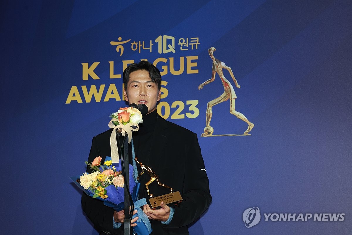 Ulsan Hyundai FC defender Kim Young-gwon speaks after receiving the K League 1 most valuable player award during the K League Awards ceremony in Seoul on Dec. 4, 2023. (Yonhap)
