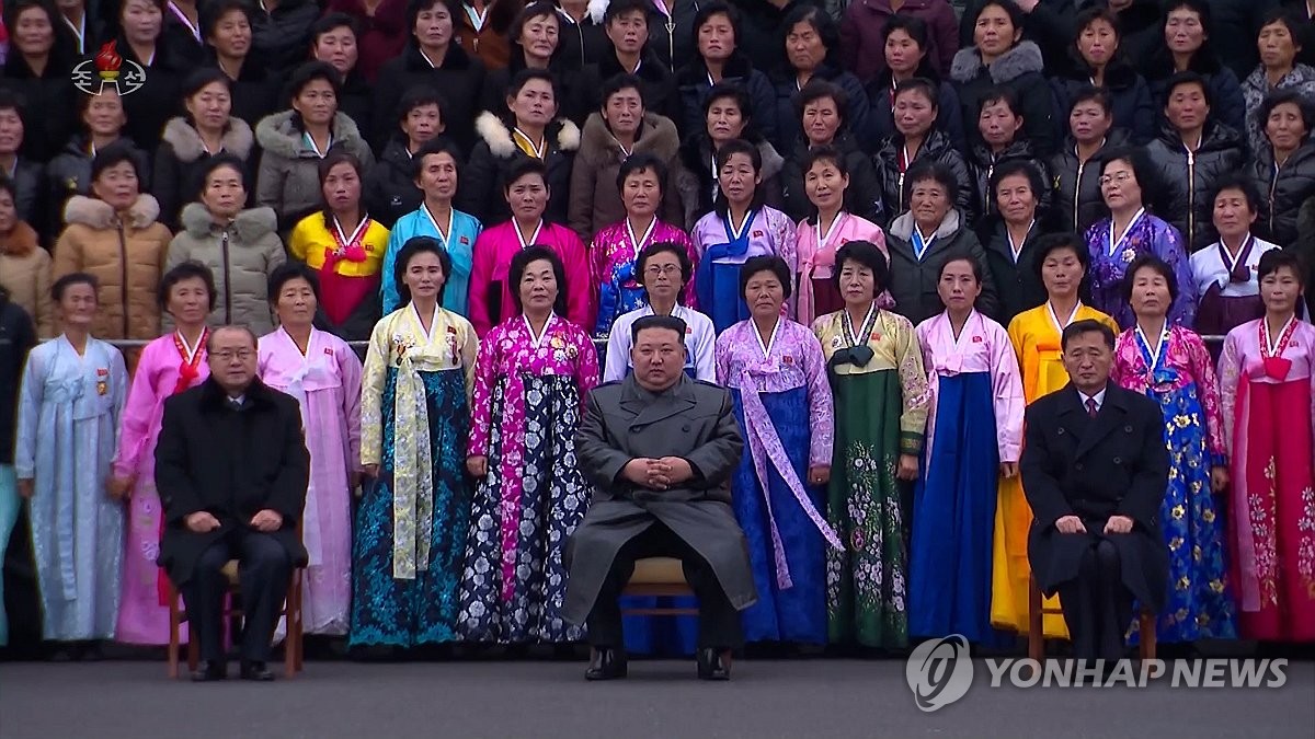 북한 김정은, 제5차 전국어머니대회 참가자들과 기념촬영