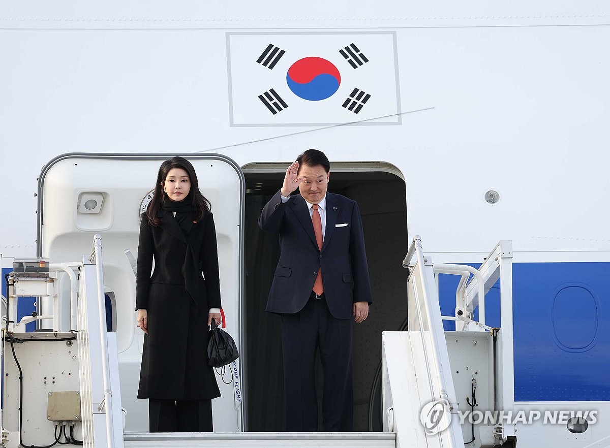 South Korean President Yoon Seok-yeol (Republican) and his wife Kim Kun-hee wave at the airport in Amsterdam, Netherlands, before returning home after a four-day state visit on December 14, 2023.  (Union)