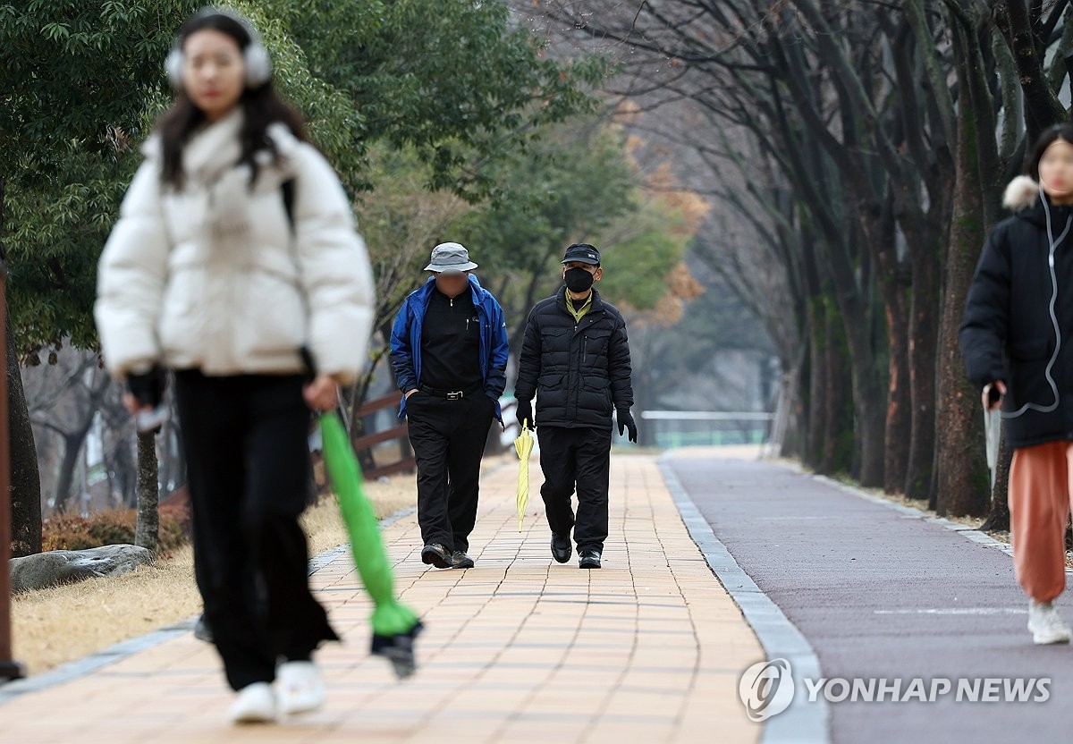 겨울비가 내린 3일 오전 광주 북구 전남대학교에서 시민들이 우산을 들고 길을 걷고 있다. / 연합뉴스