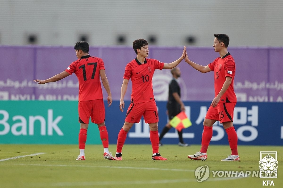 Lee Jae-sung of South Korea (C) high-fives teammate Jung Seung-hyun after scoring against Iraq during the teams' friendly football match at New York University Abu Dhabi Stadium in Abu Dhabi on Jan. 6, 2024, in this photo provided by the Korea Football Association. (PHOTO NOT FOR SALE) (Yonhap)