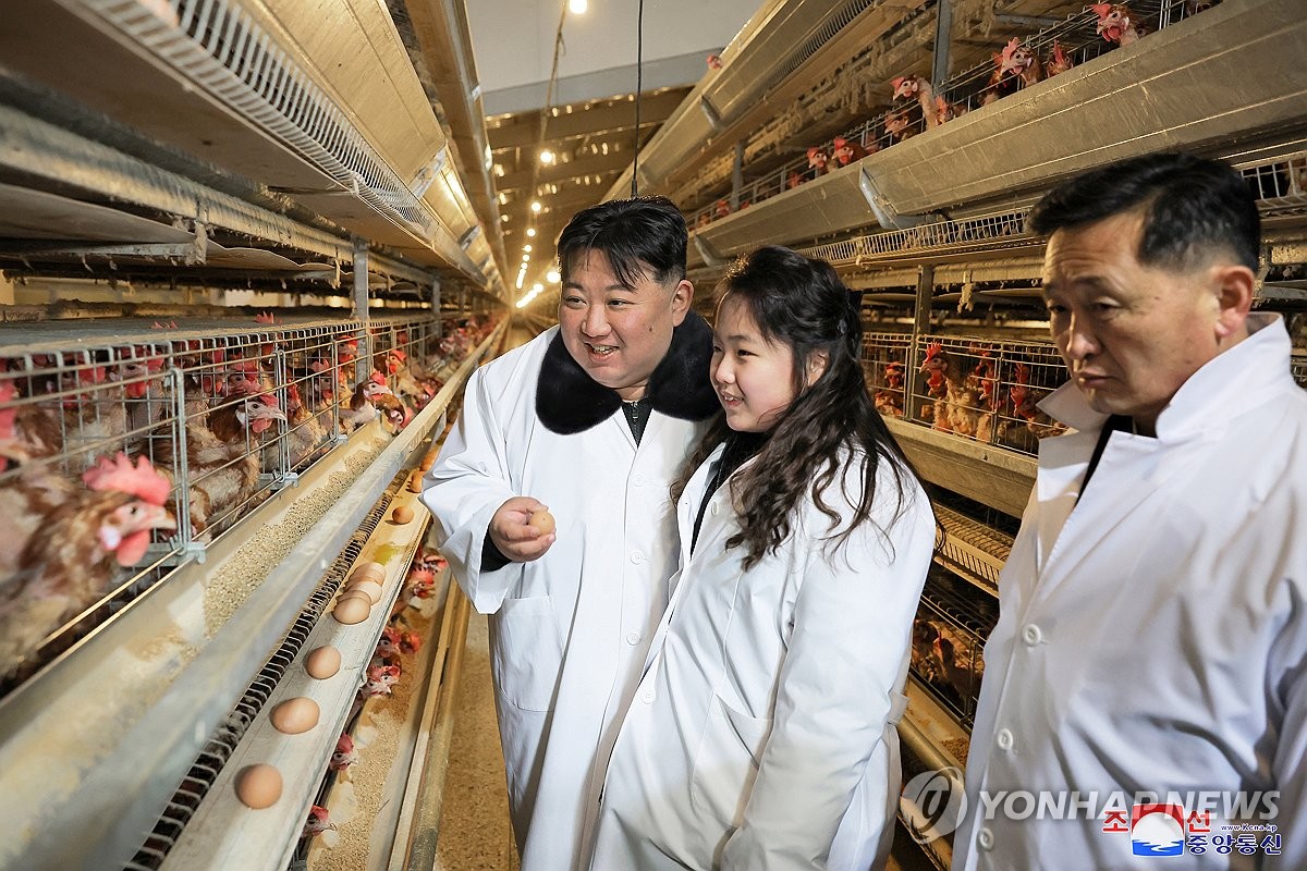 El líder norcoreano Kim Jong-un (izq.), junto a su hija Ju-ae (centro), inspecciona la recién construida granja avícola Kwanchon en Hwangju, provincia de Hwanghae del Norte, al oeste de Corea del Norte, el 7 de enero de 2024, en esta fotografía sin fecha. publicado al día siguiente por la Agencia Central de Noticias Coreana oficial del Norte.  (Para uso únicamente en la República de Corea. Sin redistribución) (Yonhap)