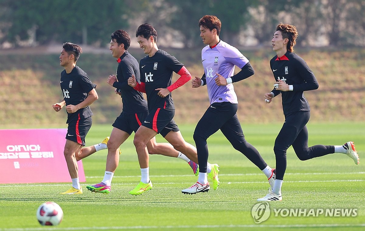 From left: Lee Seung-min, Son Heung-min, Park Yong-woo, Son Bum-geun, and Cho Hyun-woo of the South Korean men's national soccer team practice at the Al Egra training ground in Doha on January 11, 2024. Ahead of the Asian Football Confederation Asian Cup.  (Union)