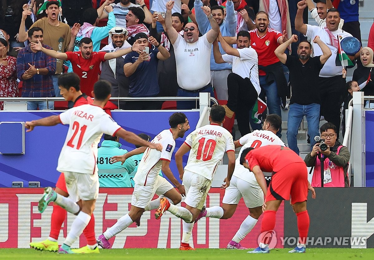 20일(현지시간) 카타르 도하 앗수마마 스타디움에서 열린 2023 아시아축구연맹(AFC) 카타르 아시안컵 조별리그 E조 2차전 요르단과 한국의 경기. 한국이 요르단 야잔 알나이마트에게 역전골을 허용하고 있다. / 연합뉴스