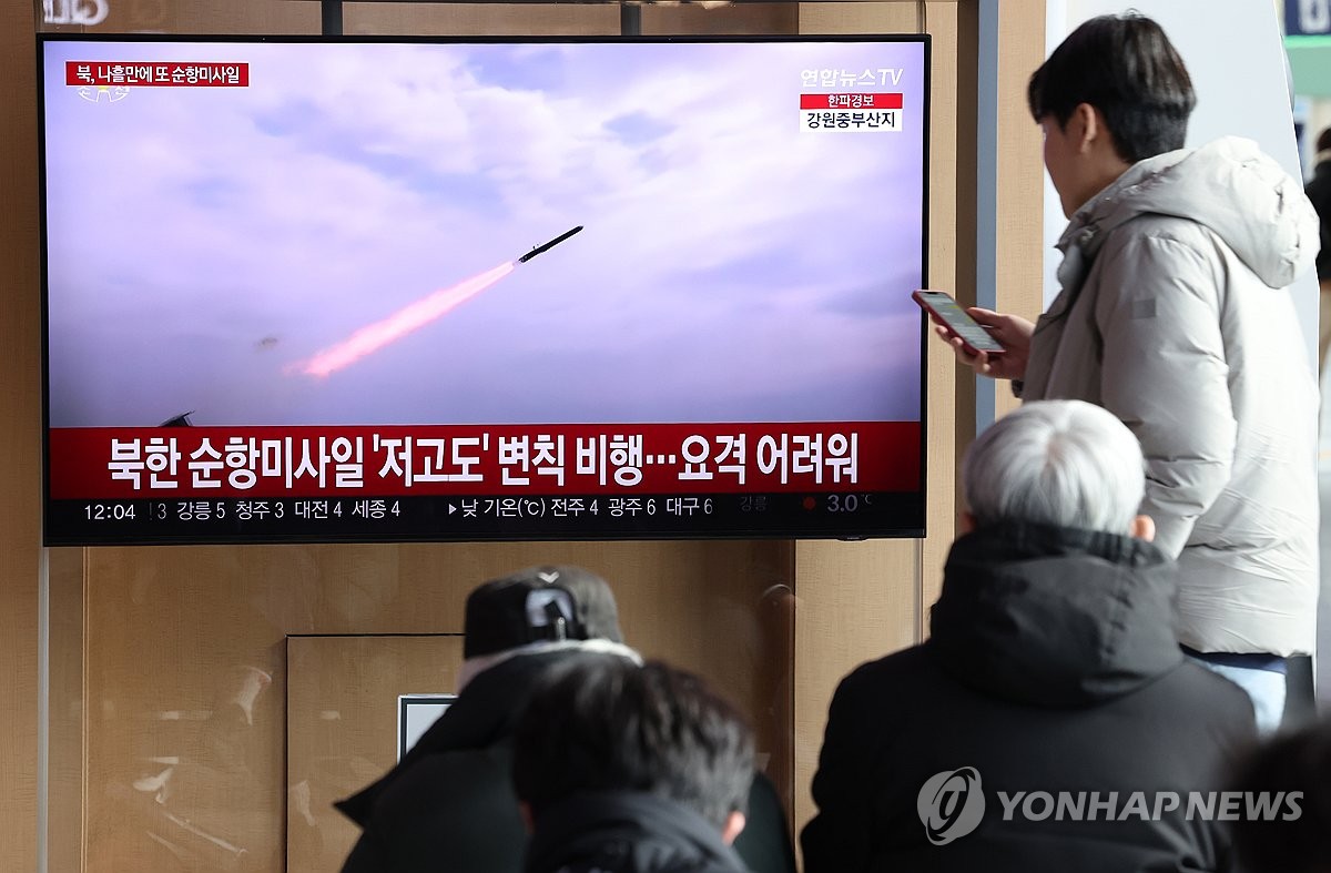 Un informe sobre el lanzamiento de un misil norcoreano se transmite en una pantalla de televisión en la estación de Seúl, en Seúl, el 28 de enero de 2024. (Yonhap)