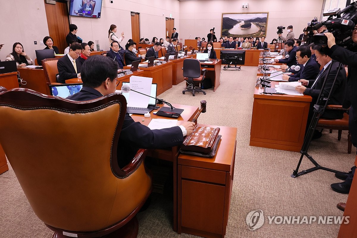 Los legisladores asisten a una reunión del comité parlamentario de agricultura, alimentación, asuntos rurales, océanos y pesca en la Asamblea Nacional en Seúl, el 1 de febrero de 2024. (Yonhap)