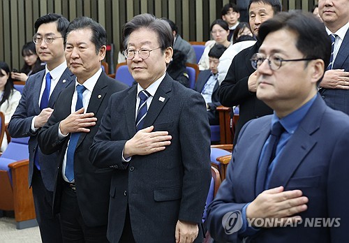 민주, 의총서 '준연동형 유지·통합비례당 창당' 만장일치 추인