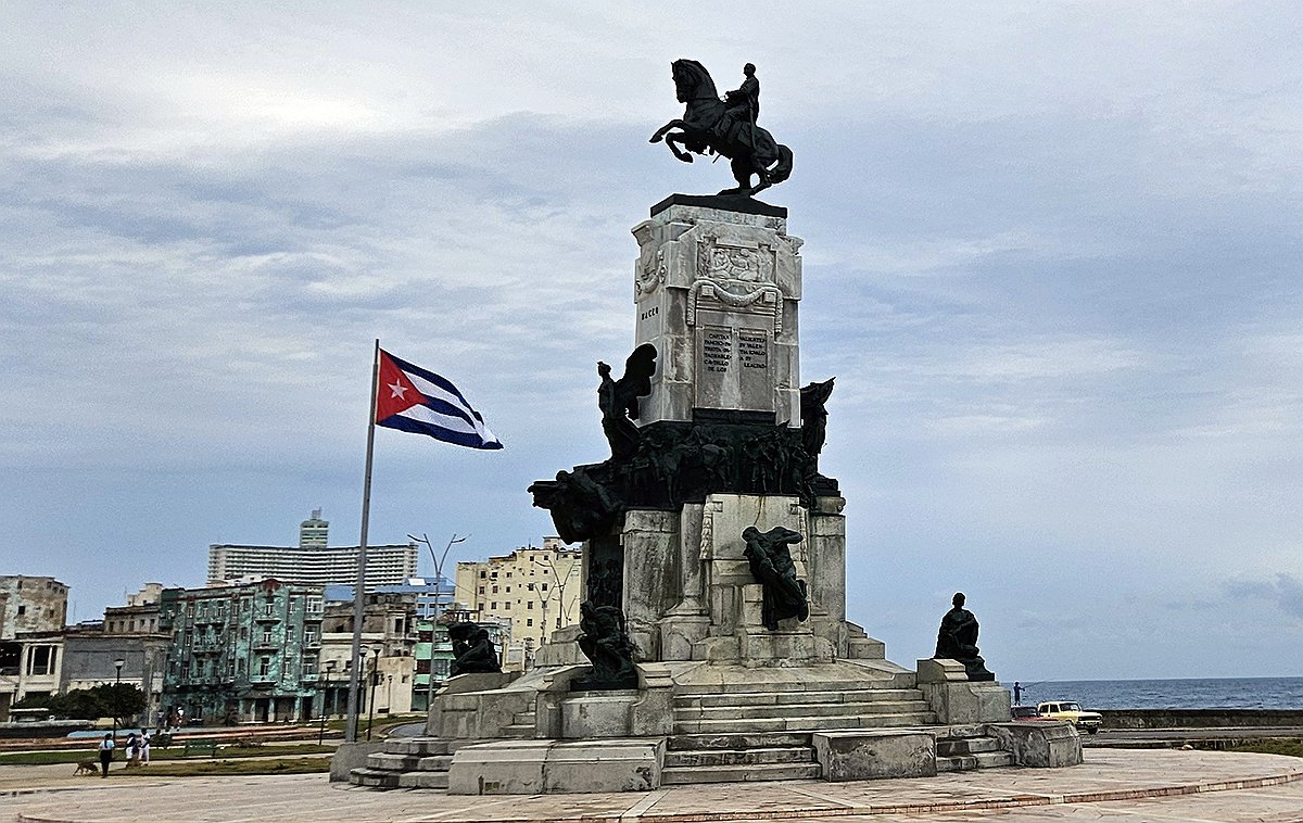 쿠바 공원에 휘날리는 국기