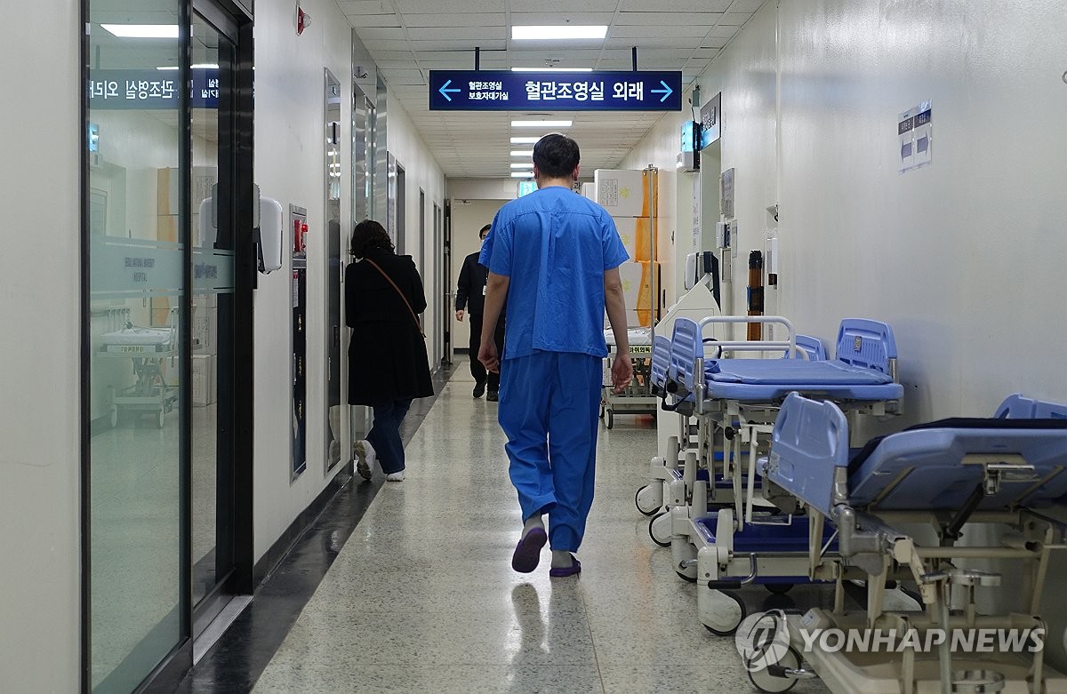 전공의 집단행동이 이어지고 있는 27일 서울의 한 대학병원에서 의료진이 이동하고 있다. / 연합뉴스