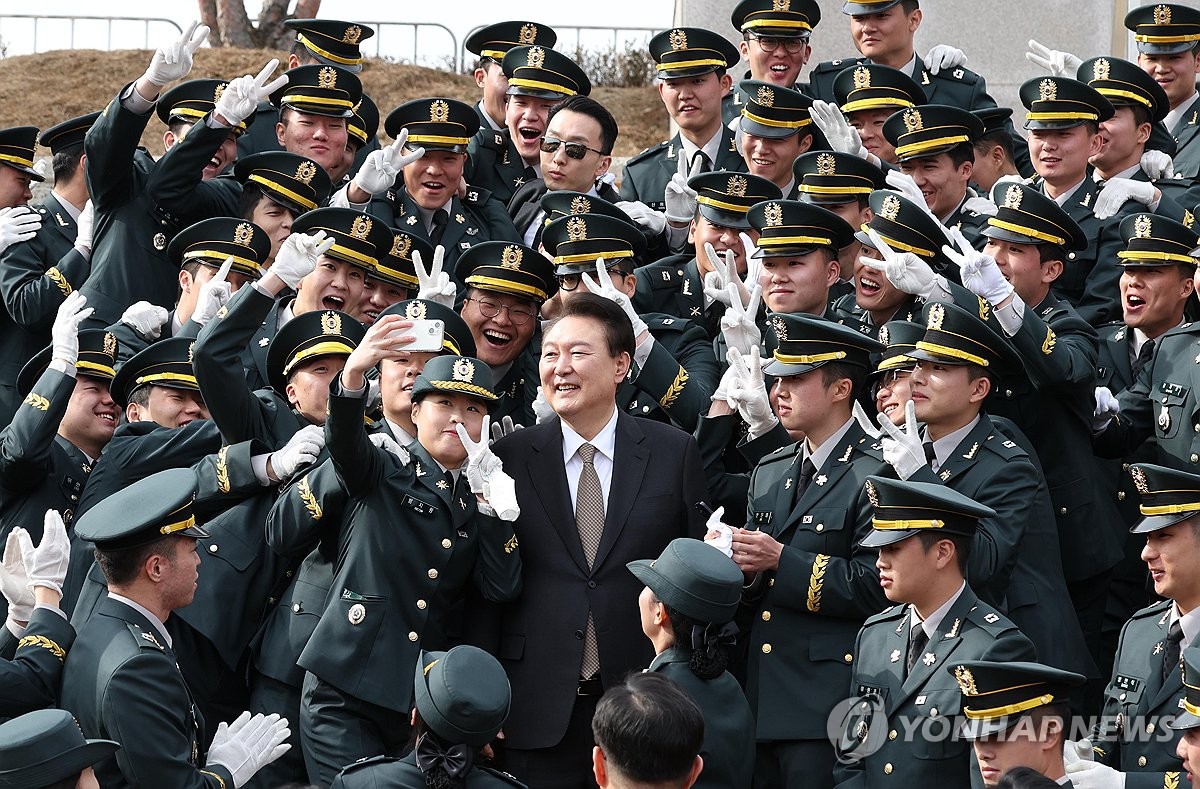 윤석열 대통령, 학군 임관장교와 함께