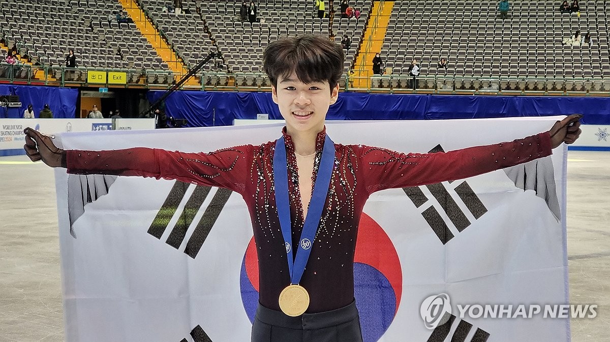 South Korean figure skater Seo Min-kyu celebrates after winning the men's singles gold medal at the World Junior Figure Skating Championships at Taipei Arena in Taipei on March 2, 2024, in this photo provided by All That Sports. (PHOTO NOT FOR SALE) (Yonhap)