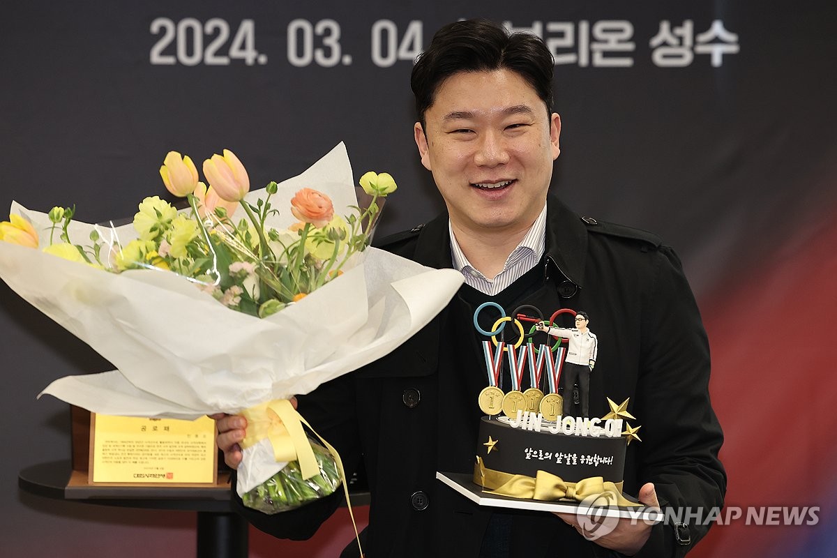 Olympic shooting legend Jin Jongoh retires, politics next Yonhap