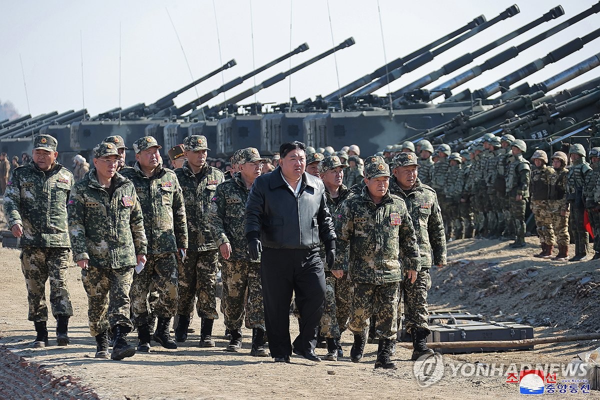 El líder norcoreano Kim Jong-un (centro) guía ejercicios de disparo de artillería en los que participan unidades de primera línea el 7 de marzo de 2024, en esta fotografía publicada por la Agencia Central de Noticias de Corea del Norte al día siguiente.  (Para uso únicamente en la República de Corea. Sin redistribución) (Yonhap)