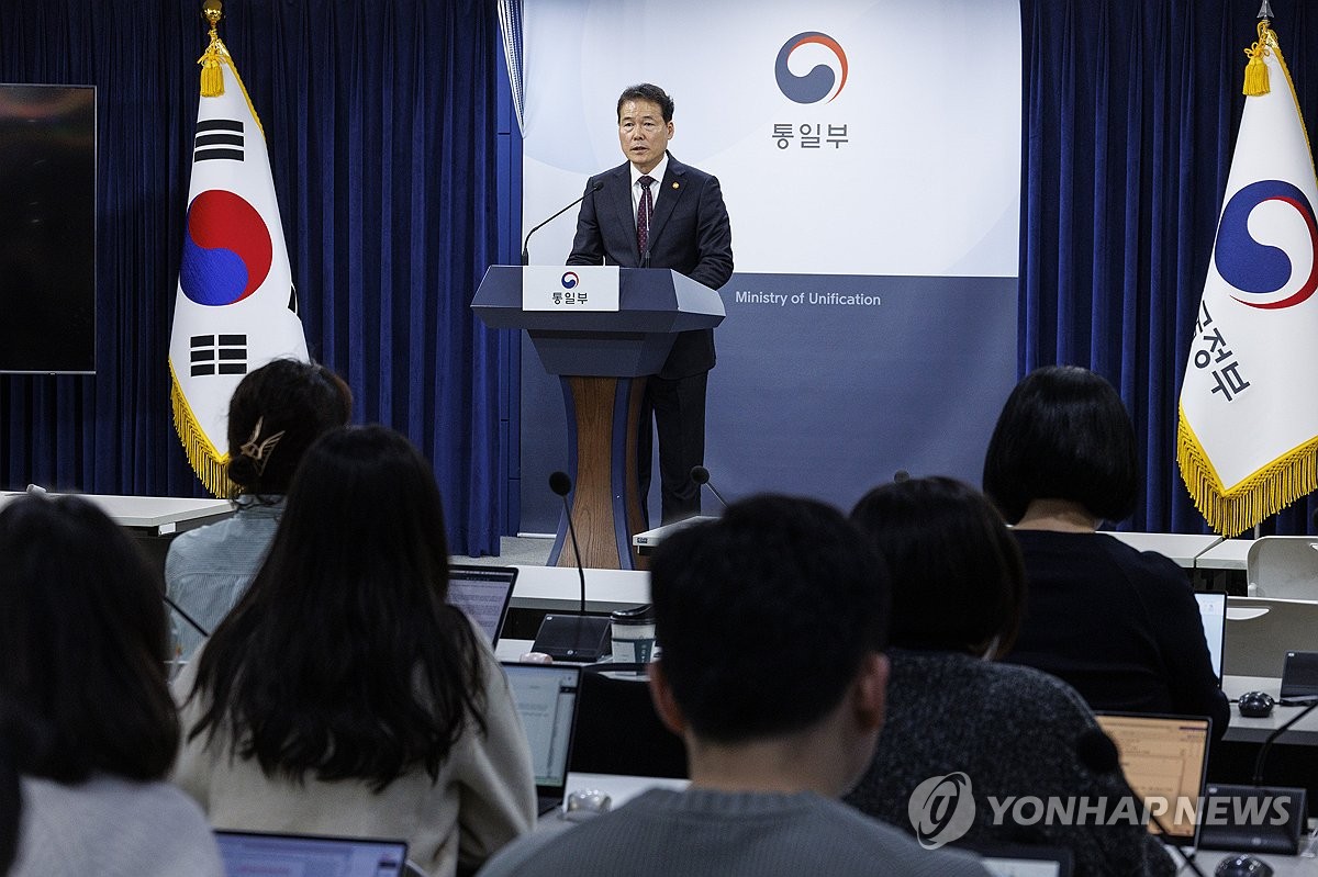 Esta fotografía, tomada el 8 de marzo de 2024, muestra al Ministro de Unificación, Kim Yung-ho, hablando en una conferencia de prensa sobre los objetivos políticos del Ministerio de Unificación para 2024 en el edificio del complejo gubernamental en Seúl.  (Yonhap)