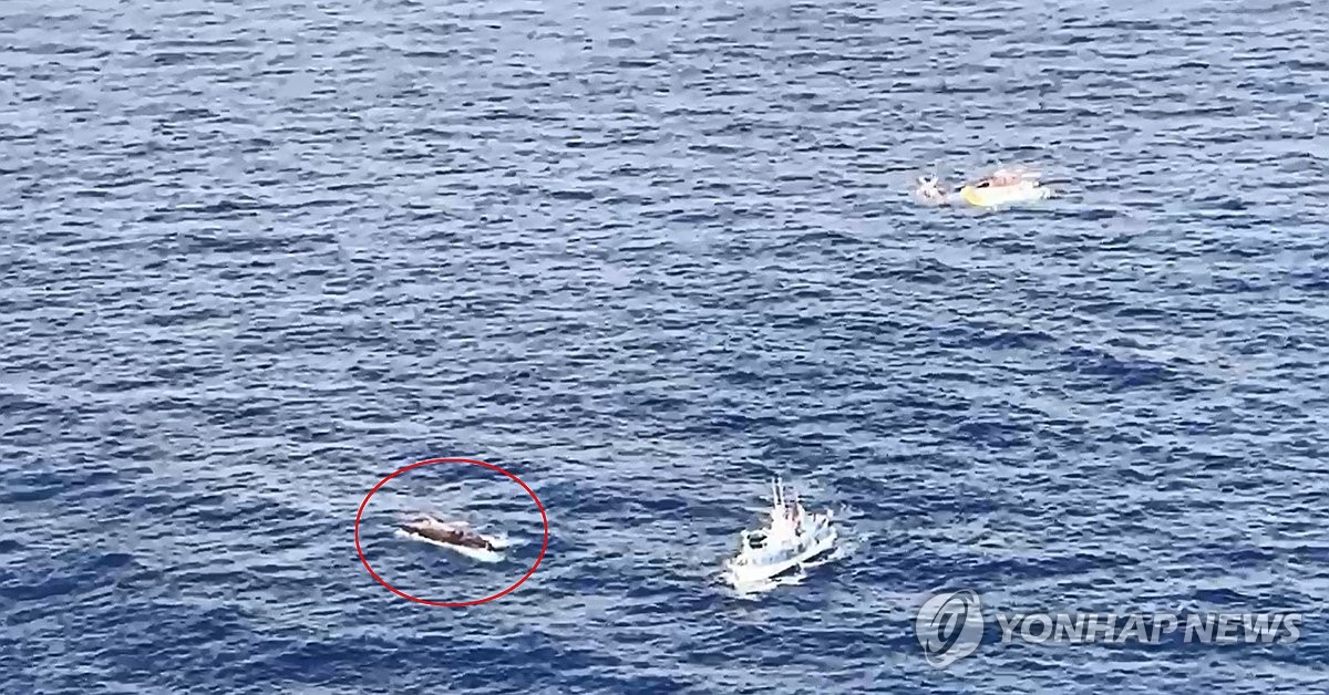 Las operaciones de rescate están en marcha después de que un barco pesquero de 20 toneladas (en el círculo rojo) volcara en aguas frente a la ciudad costera sureña de Tongyeong el 9 de marzo de 2024, en esta fotografía proporcionada por la Guardia Costera.  (FOTO NO EN VENTA) (Yonhap)