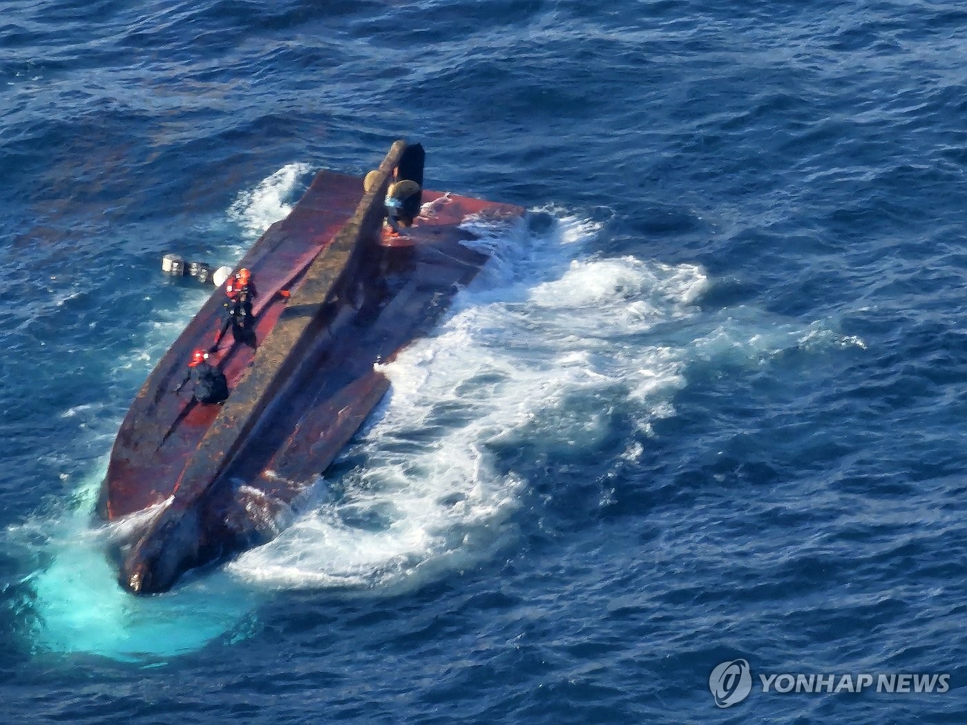 Las operaciones de rescate están en marcha después de que un barco pesquero de 20 toneladas volcara en aguas frente a la ciudad costera sureña de Tongyeong el 9 de marzo de 2024, en esta fotografía proporcionada por la Guardia Costera.  (FOTO NO EN VENTA) (Yonhap)