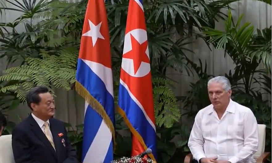 디아스카넬 쿠바 대통령(오른쪽)과 대화하는 마철수 북한 대사