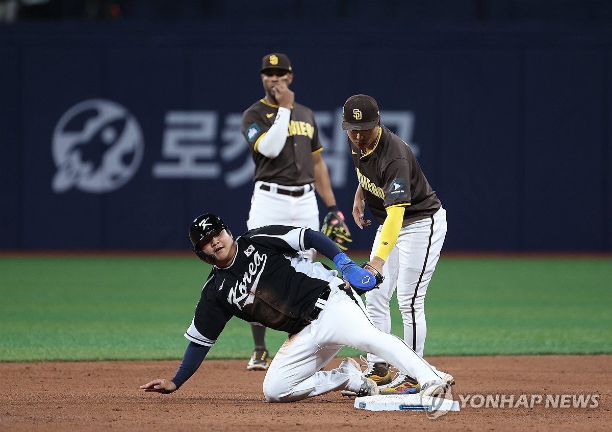 Moon Bo-gyeong of South Korea (C) steals second base against the San Diego Padres during an exhibition game at Gocheok Sky Dome in Seoul on March 17, 2024. (Yonhap)